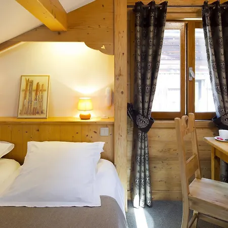 Отель Logis La Croix-saint-maurice 3*