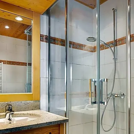 מלון Logis La Croix-saint-maurice 3*