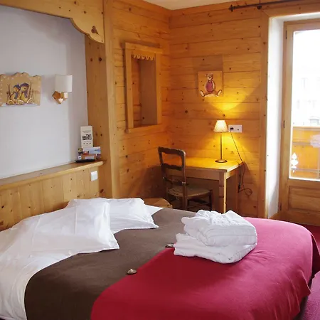 מלון Logis La Croix-saint-maurice 3*
